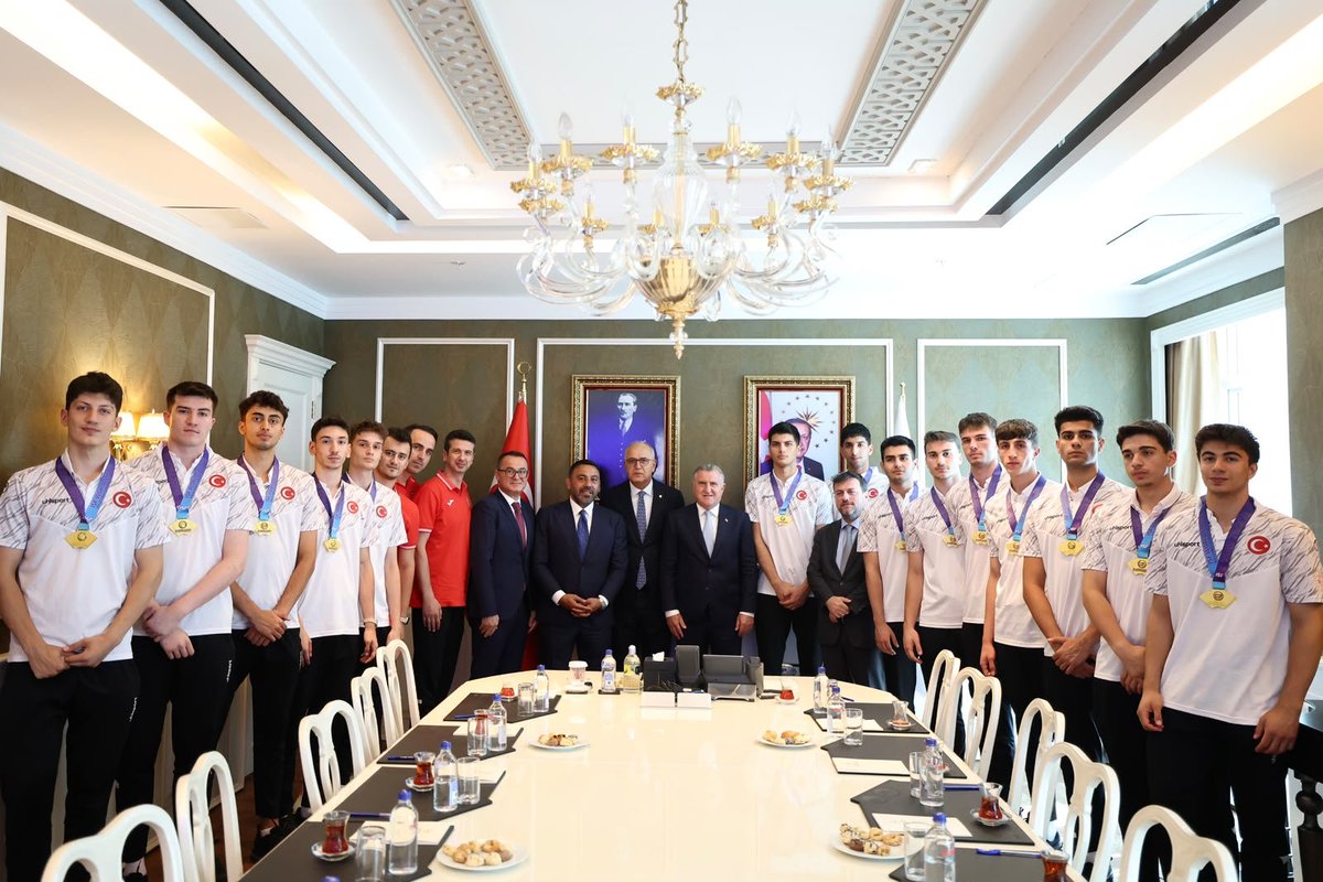 hamzayerlikaya's tweet photo. Cumhurbaşkanımız @RTErdogan'ın ortaya koyduğu #TürkiyeYüzyılı vizyonu doğrultusunda spora ve gençliğe yapılan yatırımlar, uluslararası arenada meyvelerini vermeye devam ediyor.

Çin'de düzenlenen 2026 Dünya Liseler Arası Voleybol Şampiyonası'nda şanlı bayrağımızı göndere çektirerek Dünya Şampiyonu olan TVF Spor Lisesi'nin başarılı sporcuları ve teknik ekibiyle bakanlığımızda bir araya geldik.

Ay-yıldızlı bayrağımızı gururla dalgalandıran evlatlarımızı gönülden kutluyor, başarılarında emeği bulunan ailelerine, öğretmenlerine, antrenörlerine ve Türkiye Voleybol Federasyonumuza teşekkür ediyorum.

Türkiye, güçlü liderliğiyle sporda da zirveye yürümeye devam ediyor. 🇹🇷🏆