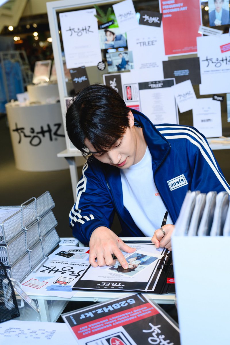 StarDelight_ent's tweet photo. JAY B พาแฟนๆ เดินเข้าสู่โลกของ “https://t.co/7KNr68ClCx” ผ่าน “JAY B 3rd MINI ALBUM ‘https://t.co/7KNr68ClCx’ Pop-up Store” สุดเอ็กซ์คลูซีฟที่สยามดิสคัฟเวอรี่ 

อ่านต่อ - https://t.co/18ggigGget 

#SiamDiscoveryxJAYB #JAYB #SiamDiscovery #TheExploratorium #BeRevolutionary https://t.co/hEVNKtYelU