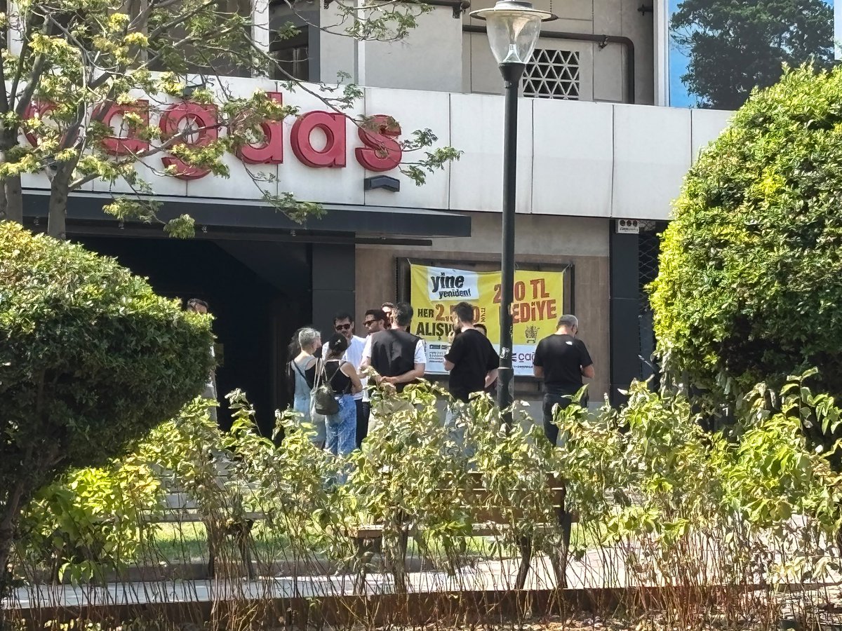 ogretmensendika's tweet photo. 📣 Son Dakika!

Sendika binamızın önüne çevik kuvvet ekipleri getirildi.

Meclis Parkı’na gitmek isteyenler yollarda kimlik kontrolü bahanesiyle durdurulup engelleniyorlar.

Kocatepe Camii tarafına ayrıca  çevik kuvvet ekipleri konumlandırılıyor!

Biz demokratik, barışçıl eylem hakkımızı kullanmak istiyoruz!

Tüm duyarlı kamuoyunu desteğe, Ankara kamuoyunu, demokratik kitle örgütlerini, dostlarımızı öğretmenlere sahip çıkmaya çağırıyoruz.

#TaleplerimizMilliEğitimKomisyonuna 
@ProfDrAGurcan
@NazimMavis
@ozmehmetemin
@ZehraNurAydemr
@ozturkercn
@kemalkarahanmv
@mhulkicevizoglu
@YucelArzen
@makif_yilmaz
@latifselvi42
@IbrahimUKaynak
@rukiye_toy
@yilmazbuyukaydn
@ismetguneshan17
@elvangezmischp
@yalimhalici
@FethiAcikel
@Suat_Ozcagdas
@fazilkasap
@drmadiguzel
@ilyastopsakal
@saffetsancakli
@YLMZHUN
@KezbanKonukcu
@PerihanKoca
@senolsunat
@mehmetkaramansp
@csgbakanligi
@tcmeb
@Yusuf__Tekin