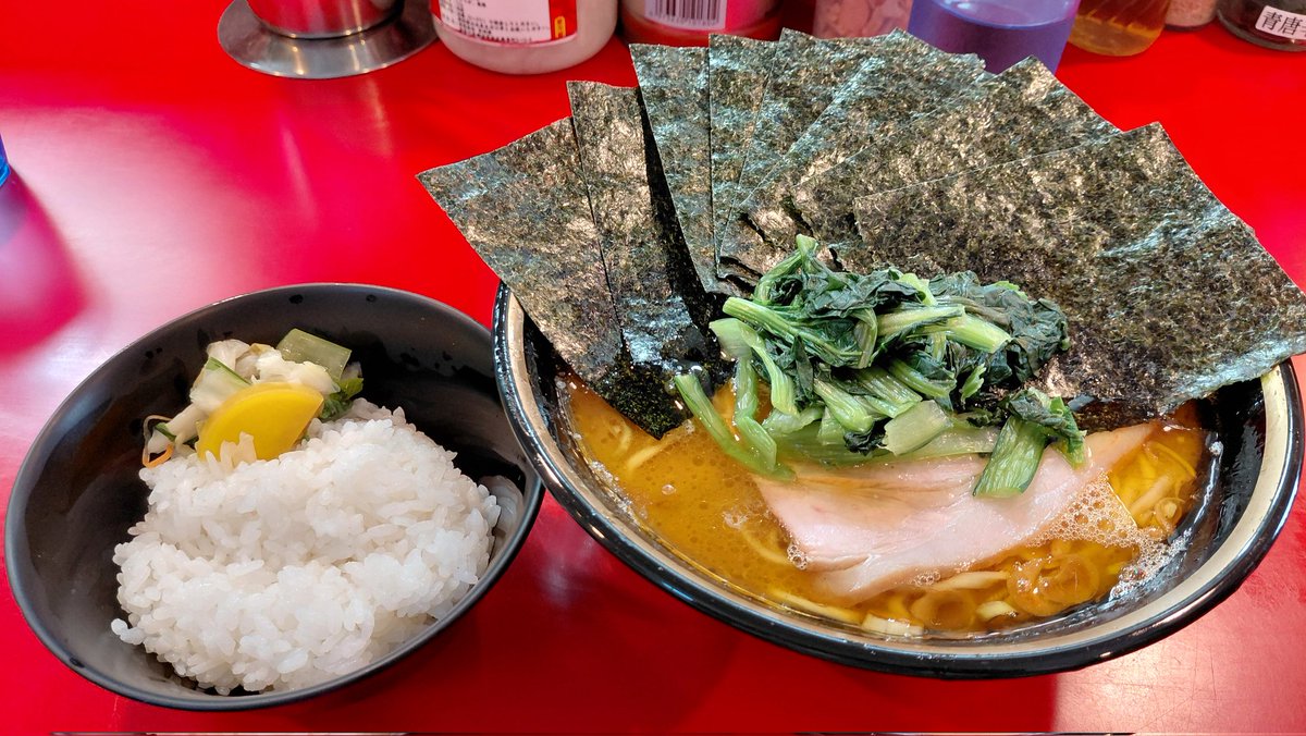 Happykenn's tweet photo. いまどうしてる？

本日の休日二日酔いランチ
家系総本山 吉村家
俺様 ラーメン中盛やわめ油多め+ライス＆海苔
かみさん ラーメンそのまま+たまねぎ
初めまして┏○ﾍﾟｺﾘの御本家で戴く1杯はクセが無く優しいお味でした
美味しくご馳走様です (*´-`)♪ https://t.co/tF2fZAFo5k