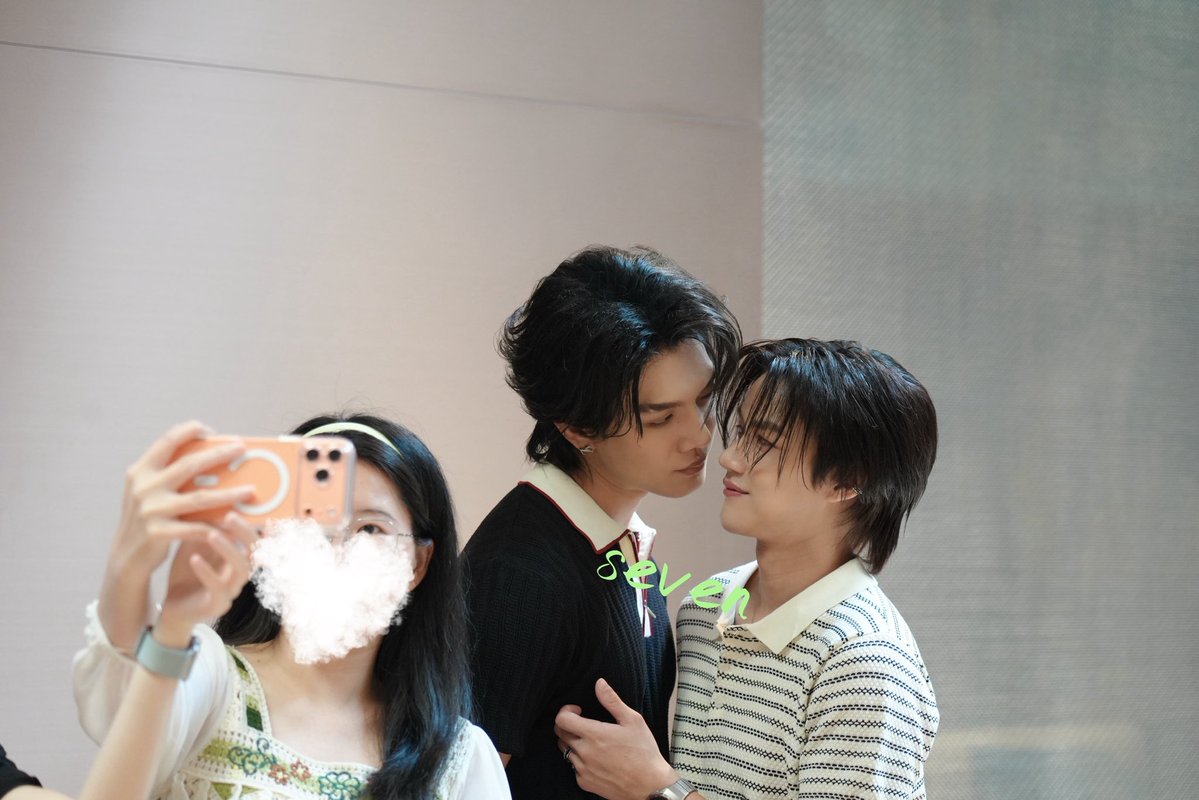Seven1569's tweet photo. รู้สึกว่าตัวเองส่วนเกินจัง~ แต่ไม่เป็นไร ฉันคือผู้พิทักษ์ความรักของพวกเขา 🤣

#BoatOat 
#BoatYongyut #OatPasakorn https://t.co/8DCF0mJUj3