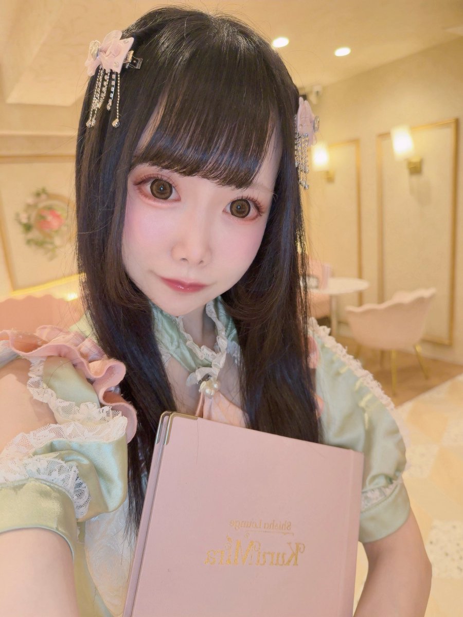 Kurumirage's tweet photo. 🩷KuruMiraオープン🩷✨17：00〜25：00✨
池袋交換留学イベント2️⃣日目❣️

1時間4,500円飲み放題🌱

🪽今日の女神🪽
🌸うい@_u_n_i_u_n_i_ 

18:00~
🌸みなも@minamo0212 
🌸れう@reudollikm 
😈あいら@aila_wings 

24:00~
🌸あんちゃん@anchan__KM 

✏️Today’sクルミラMIX
妖魔乱舞

ドリンク公式受付フォーム⇨https://t.co/SRdulIJnrg

#シーシャ #新宿コンカフェ