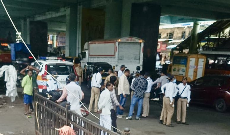 pbadhereporter's tweet photo. @CPMumbaiPolice  @DGPMaharashtra @MumbaiPolice @MTPHereToHelp  
हा घाटकोपर अंधेरी लिंक रोडवर असल्फा मेट्रो स्थानकाच्या खालील फोटो आहे. असे वीस पंचवीस पोलीस एकाच ठिकाणी उभे राहून कारवाया करणे, झुंडीने वाहनचालकांवर तुटून पडणे योग्य आहे का? https://t.co/Pj4YjJdcyu