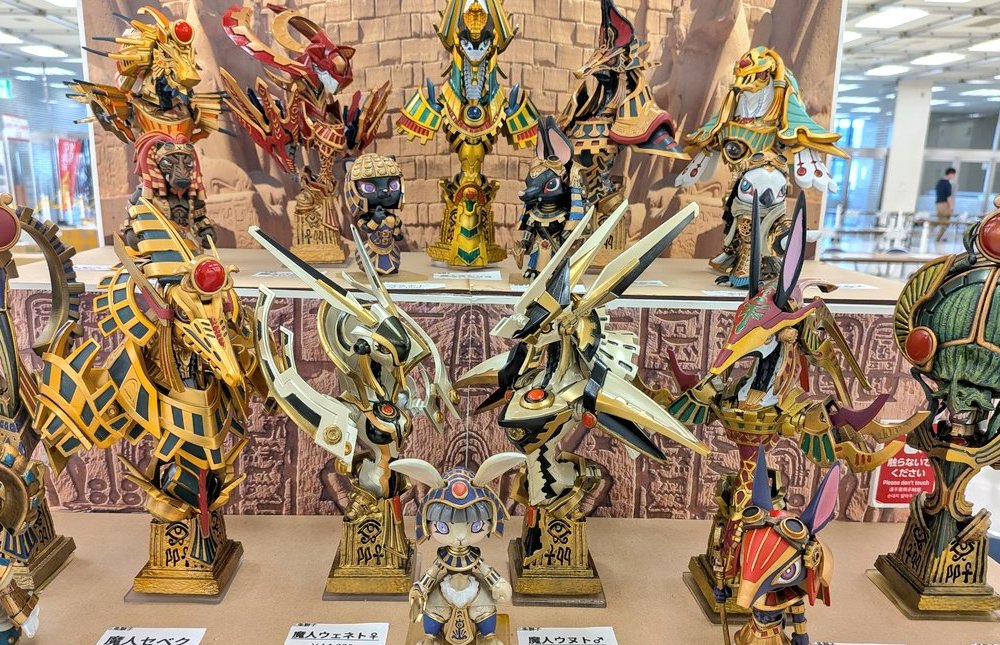 sanjyousisi's tweet photo. ワンフェスのエジプト魔人シリーズの品物一覧です↓
魔神アヌビス
魔神バステト
魔神ホルス
魔神マヘス
魔神セベク
魔神セト
魔神トート
魔人ケプリ
魔神ウェネト
魔人ウヌト
魔人オシリス：新作
となります。魔人シリーズもついに10体を超えました。どこまでシリーズ続くか分かりませんが最後までお付き合いよろしくお願いします(^^♪