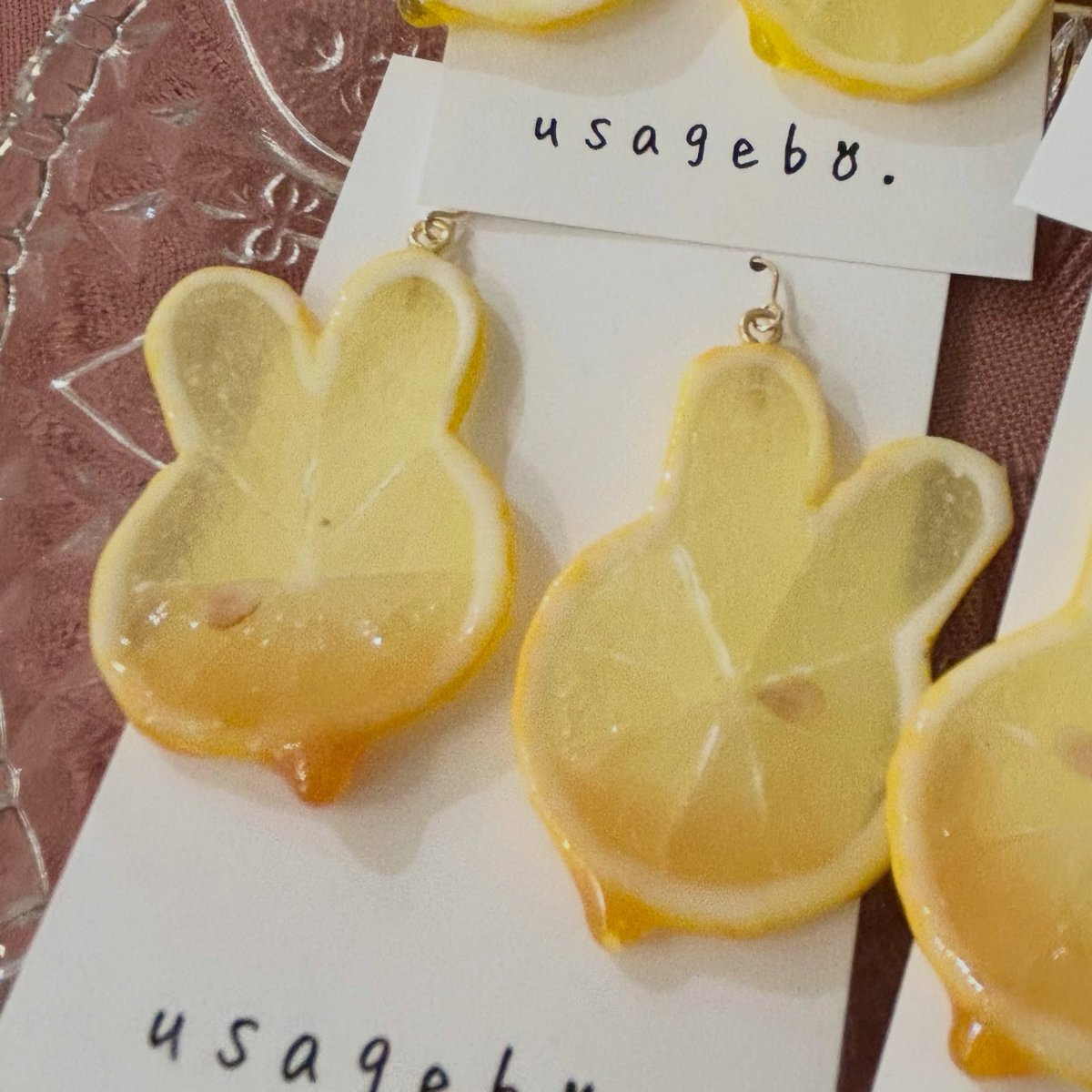 tonikaku_usagi3's tweet photo. 「usagebo.」さんから、夏全開✨「うさレモン」ピアス＆イヤリングが届きました！
＼大ぶりで大人かわいい／
🍋 すっきり爽やかな「薄切りうさレモン」
🍯 甘酸っぱくてジューシーな「はちみつレモン」
暑い日も、耳元からハッピーな夏を楽しみませんか☀️
usagebo.さん[@usagebo] https://t.co/Um8phfhFCr