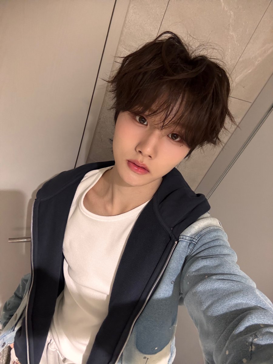 idntt_cosmo's tweet photo. Before 😜 after

#idntt #아이덴티티
#unevermet #이환희 #leehwanhee https://t.co/CRXWTnaZD0