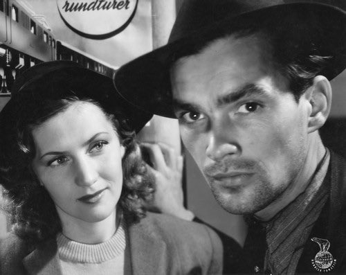aavellanedam2's tweet photo. Llueve sobre nuestro amor (I.Bergman 1946) David, ex presidiario y Maggie, embarazada, se unen contra las adversidades sociales. De su etapa inicial, una buena película aparentemente sencilla que profundiza en los personajes Por qué será que me llega tanto esa primera época suya? https://t.co/V99FIZDya1