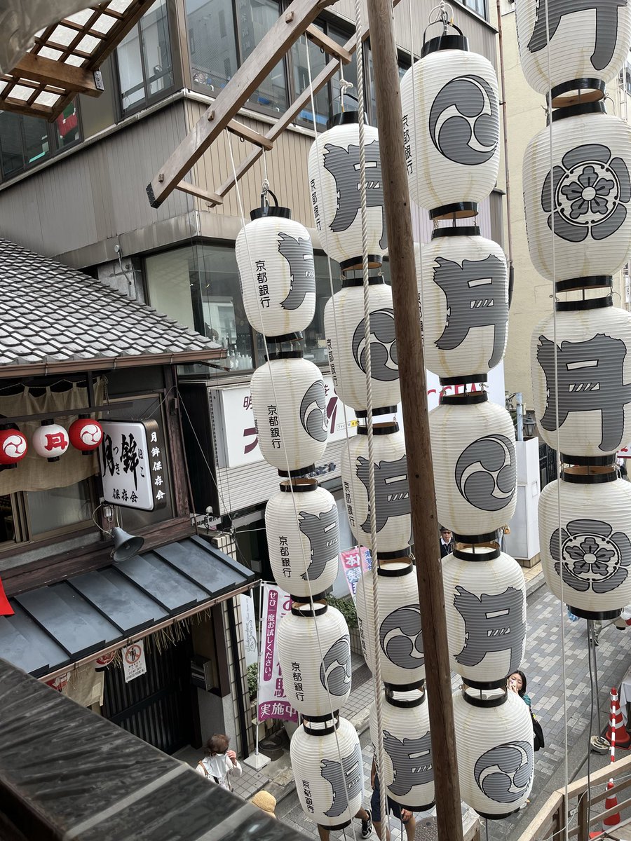 macoronron's tweet photo. 京都に用事あったし　鉾見に行きました　切符売り場のおっちゃんが　今すいてるでとおっしゃるので　月鉾さんに乗せていただきました
いつも　こどもや孫を乗せてわたしは下から撮影担当やったし　こんなん久しぶり☺️はあ　贅沢な時間でしたわ https://t.co/GDDaJ5WPxO