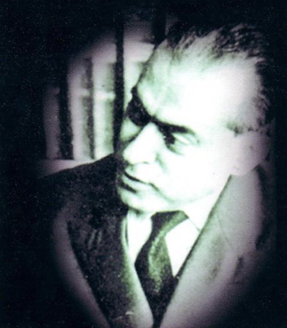 Adorno_Persian's tweet photo. “از ایران جز نامی بیش باقی نمانده است”

وقتی به او پیشنهاد انتصاب سناتوری در مجلس سنا را دادند، با ناراحتی پرسیده بود:

«مگر خدمتی که اکنون می‌کنم ارزنده نیست؟»

جند سال بعد هنگامی که دکتر محمد معین پذیرش پست ِریاست را رد کرد، گفت؛ خیلی‌ها خواسته‌اند مرا به عوالم دیگری ببرند:

 «اما من خودم را وقف مردم و خدمت به مردم کرده‌ام»

دخترش شهادت داده است، که پدر برخی اوقات تا روزی ۱۸ ساعت کار می‌کرد و دائم می‌گفت؛ فرصت کم است و کار بسیار.

بی‌سبب نبود که علامه دهخدا در دو نوبت او را وصی و سرپرست کار سترگ ِلغت‌نامه کرد و گفت که تمامی یک میلیون فیش نوشته شده را به این عزیزترین دوست تحویل دهید که «دیانت ادبی‌اش در نوع خود بی‌بدیل است»

و نوشت که می‌داند این «زحمتی است جانکاه»

جانکاه!
این واژه شاید بهترین تعبیر برای زندگی ۵۲ ساله‌ی دکتر محمد معین باشد.

کسی که نزدیک به ده زبان می‌دانست.
اولین دکترای ادبیات فارسی در ایران بود.

همکار و و��ی علامه دهخدا در سرپرستی “لغتنامه” که به تنهایی ۷۰۰ صفحه از آن را نوشت.

کسی که نزدیک به ۳۰ کتاب تحقیقی و هزاران صفحه مقاله نوشت، ترجمه و تصحیح کرد.

ده‌ها سخنرانی در دانشگاه‌های معتبر جهان؛ از هاروارد تا دانشگاه مسکو، از پرینستون تا دانشگاه مونیخ به زبان‌های مختلف ایراد نمود.

کسی که به شهادت دکتر عیسی صدیق اعلم وقتی که پس از اخذ لیسانس، به سِمت دبیری به دبیرستان شاهپور اهواز رفت و پس از مدتی مسئول “دانشسرای مقدماتی پسرانه اهواز” شد،
ظرف سه سال حضور، هشت رساله‌ی تاریخی ‌‌و ادبی نوشت و یک کتاب مهم در “روانشناسی تربیتی” ترجمه کرد،

و در همان دوره به‌صو��ت مکاتبه‌ای تحت نظر پروفسور المر نولز، از آکادمی روانشناسی عملی بروکسل مدرک خط‌شناسی و مغزشناسی گرفت.

در صدر همه اما، شاهکار “فرهنگ فارسی معین” در قریب به ۸ هزار صفحه است.

چنین دانشی‌مردی اما مجالی بیش از ۵۲ سال نیافت.

یک روز پس از بازگشت از سفر پژوهشی از ترکیه، در نهم آذرماه ۱۳۴۵ در اتاق گروه زبان و ادبیات فارسی در دانشگاه تهران، در حالی‌که قلم بدست داشت و پشت میزش در حال نوشتن بود، به گواه دکتر شهیدی، لحظه‌ای ایستاد، به زمین افتاد و دیگر هرگز برنخاست.

کسی نمی‌داند که در آن پنج سال که بر تخت بیمارستان بی‌هیچ کلامی خوابیده بود، چه چیزها در آن “ذهن زیب��” می‌گذشت که در ۵۷ سالگی، دیگر ادامه نداد.

هر چه بود اما، بی‌شک همان بود که در آن عمر کوتاه رخ داد؛
خدمت به خلق و همت به اعتلای فرهنگ این سرزمین!

کسی که وقتی ۹۰ سال پیش “حافظ شیرین سخن” را نوشت در مقدمه‌اش با فروتنی تمام گفت:

«باری به تتبع و بررسی در احوال و آثار خواجه پرداختم ـ دیوان‌های خطی و چاپی بسیار، منابع و مآخذ فارسی، عربی، ترکی، فرانسه و انگلیسی فراوان گرد آوردم و با سماجت تام دوازده سال متمادی بدین خطیر پرداختم.
خود دانم که شایسته نبودم ولی اطفای حرارت درونی را که هم از آن آتشکده حقیقت فروزان شده بود بدین مهم اقدام کردم - چه باید کرد؟»

این بخش ِ نخست ِداستانِ دانشی‌مردی است که ۵۵ سال پیش در همین روزها ما را به تن ترک کرد ولی به همت و تلاش خود، فرهنگ این خاک و ما را وامدار خود نمود./۱