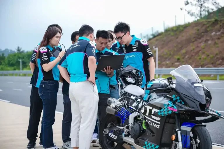 PutiMotor's tweet photo. 🇨🇳CFMOTOが、新型の1000ccクラススポーツバイク『V4 SR-RR』のプロトタイプを用い、同社の最高速度記録となる315.82km/hを達成。

MotoGP由来の技術を投入した210馬力超の997cc・V4エンジンを搭載した、レース専用の特別改造は施されていない市販予定モデルに近い状態。

乾燥重量は180kgに抑えられており、パワーウェイトレシオ（出力重量比）は0.86kg/hp。

加速時に空気抵抗を12%削減し、高速走行時にフロントのダウンフォース（下向きの力）を45%向上させる電子制御アクティブウイングシステムも装備、

https://t.co/5ytml0h9Uw