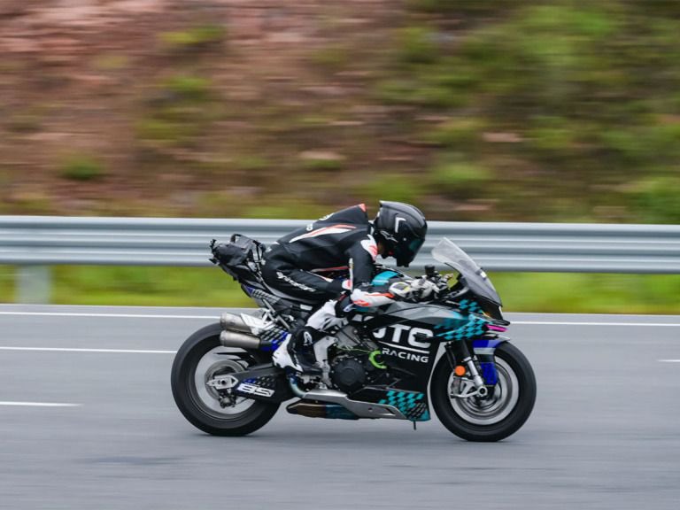 PutiMotor's tweet photo. 🇨🇳CFMOTOが、新型の1000ccクラススポーツバイク『V4 SR-RR』のプロトタイプを用い、同社の最高速度記録となる315.82km/hを達成。

MotoGP由来の技術を投入した210馬力超の997cc・V4エンジンを搭載した、レース専用の特別改造は施されていない市販予定モデルに近い状態。

乾燥重量は180kgに抑えられており、パワーウェイトレシオ（出力重量比）は0.86kg/hp。

加速時に空気抵抗を12%削減し、高速走行時にフロントのダウンフォース（下向きの力）を45%向上させる電子制御アクティブウイングシステムも装備、

https://t.co/5ytml0h9Uw