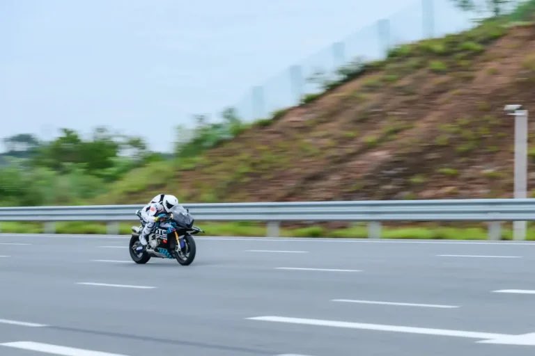 PutiMotor's tweet photo. 🇨🇳CFMOTOが、新型の1000ccクラススポーツバイク『V4 SR-RR』のプロトタイプを用い、同社の最高速度記録となる315.82km/hを達成。

MotoGP由来の技術を投入した210馬力超の997cc・V4エンジンを搭載した、レース専用の特別改造は施されていない市販予定モデルに近い状態。

乾燥重量は180kgに抑えられており、パワーウェイトレシオ（出力重量比）は0.86kg/hp。

加速時に空気抵抗を12%削減し、高速走行時にフロントのダウンフォース（下向きの力）を45%向上させる電子制御アクティブウイングシステムも装備、

https://t.co/5ytml0h9Uw