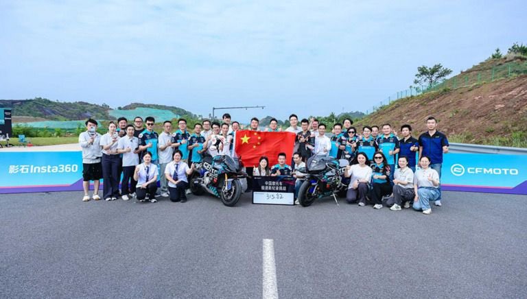 PutiMotor's tweet photo. 🇨🇳CFMOTOが、新型の1000ccクラススポーツバイク『V4 SR-RR』のプロトタイプを用い、同社の最高速度記録となる315.82km/hを達成。

MotoGP由来の技術を投入した210馬力超の997cc・V4エンジンを搭載した、レース専用の特別改造は施されていない市販予定モデルに近い状態。

乾燥重量は180kgに抑えられており、パワーウェイトレシオ（出力重量比）は0.86kg/hp。

加速時に空気抵抗を12%削減し、高速走行時にフロントのダウンフォース（下向きの力）を45%向上させる電子制御アクティブウイングシステムも装備、

https://t.co/5ytml0h9Uw