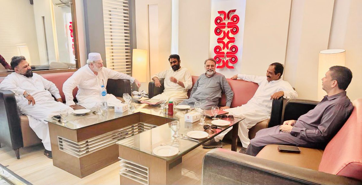 IPPPunjab's tweet photo. سیکرٹری جنرل استحکام پاكستان پارٹی میاں خالد محمود کی ملتان میں حلقہ ایل اے-42 وادی 3 سے آئی پی پی کے امیدوار بلال بٹ سے ملاقات۔
ملاقات کے دوران حلقہ ایل اے-42 کی موجودہ سیاسی صورتحال، انتخابی حکمتِ عملی، تنظیمی امور اور عوامی رابطہ مہم پر تفصیلی تبادلۂ خیال کیا گیا
#AleemKhan https://t.co/BhlLd4q8GQ