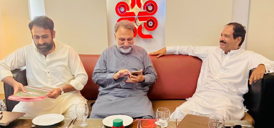 IPPPunjab's tweet photo. سیکرٹری جنرل استحکام پاكستان پارٹی میاں خالد محمود کی ملتان میں حلقہ ایل اے-42 وادی 3 سے آئی پی پی کے امیدوار بلال بٹ سے ملاقات۔
ملاقات کے دوران حلقہ ایل اے-42 کی موجودہ سیاسی صورتحال، انتخابی حکمتِ عملی، تنظیمی امور اور عوامی رابطہ مہم پر تفصیلی تبادلۂ خیال کیا گیا
#AleemKhan https://t.co/BhlLd4q8GQ