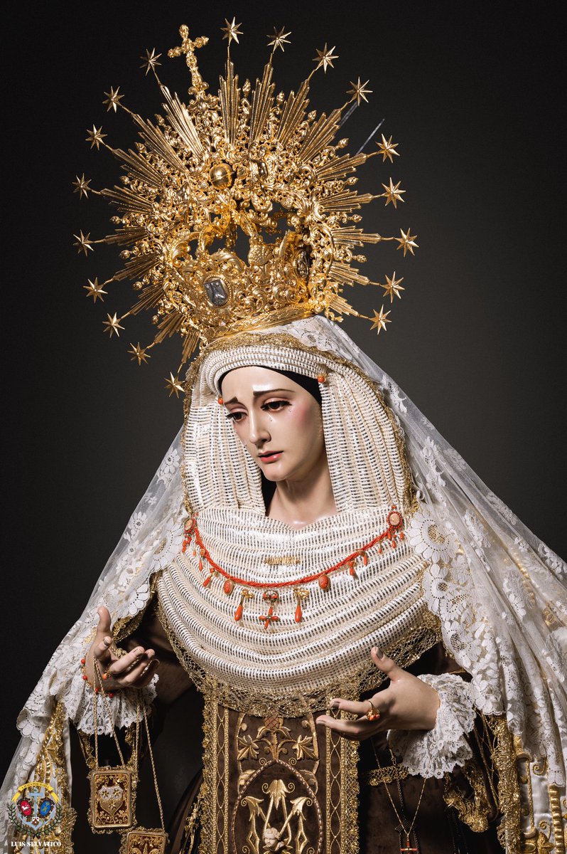 Hdad_del_Carmen's tweet photo. Subía desde el mar una nubecita no más grande que la palma de la mano...

Con la llegada de su Festividad, Nuestra Señora del Carmen luce hábito bordado en oro sobre terciopelo marrón, porta como capa el manto bordado en oro sobre tisú de plata y tocado a tablas de lamé de plata.

#SomosElCarmen