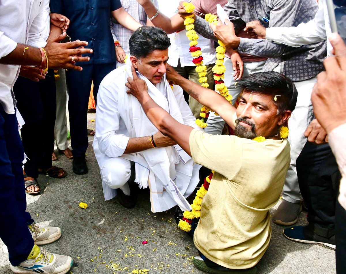 SachinPilot's tweet photo. बेणेश्वर धाम के रास्ते में क्षेत्रवासियों से मुलाकात… https://t.co/qzNf7ceS4B