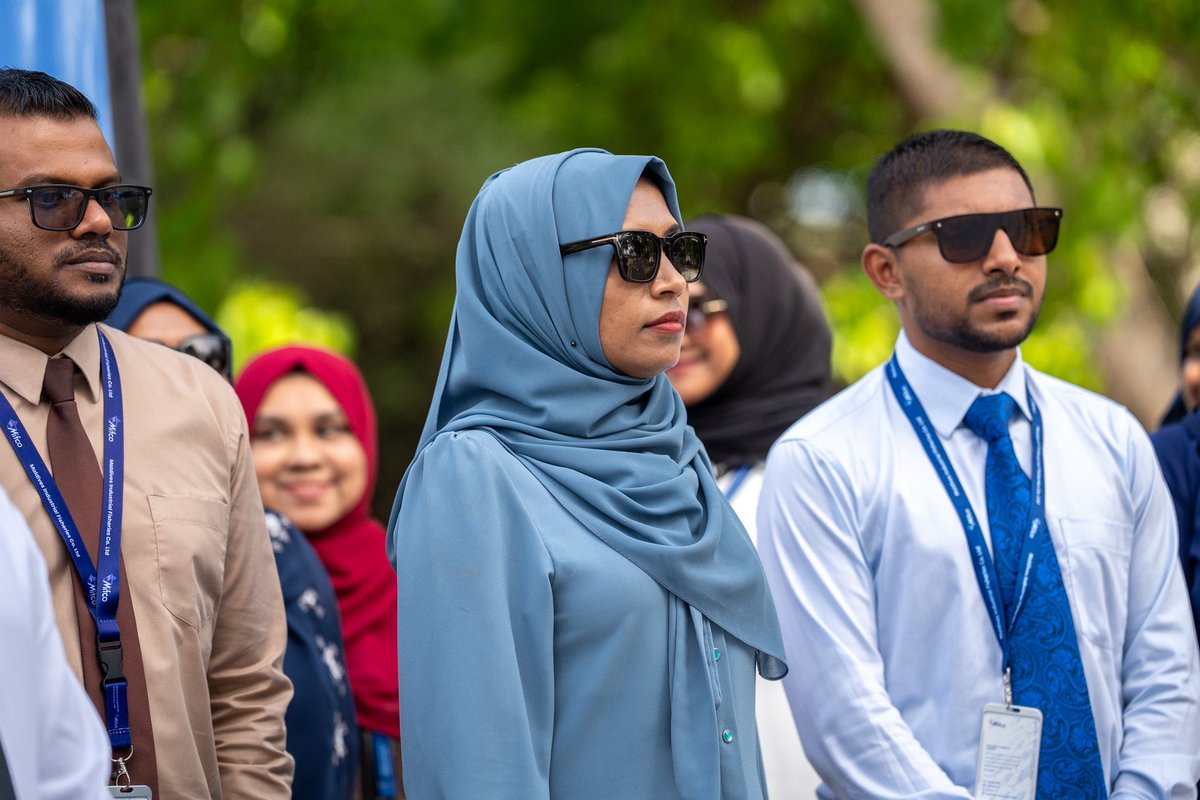 MFAORmv's tweet photo. މިފްކޯ އިން ކަނޑުއޮތްގިރި ފިޝް ވިލެޖުގައި ހިކިމަސް ކާރުޚާނާއަކާއި އައިސް ޕްލާންޓެއް ހުޅުވައިފި.

ހިކިމަސް ކާރުޚާނާއާއި އައިސް ޕްލާންޓް ހުޅުވައިދެއްވީ މިނިސްޓްރީ އޮފް ފިޝަރީޒް، އެގްރިކަލްޗަރ އެންޑް އޯޝަން ރިސޯސަސްގެ ސްޓޭޓް މިނިސްޓަރ މުޙައްމަދު މުއްޠަލިބެވެ. މި ރަސްމިއްޔާތުގައި ސީއީއޯ އަދި މެނޭޖިންގ ޑިރެކްޓަރ މުޙައްމަދު އަނަސް އާއި، ފިޝަރީޒް މިނިސްޓްރީއާއި މިފްކޯގެ އިސްވެރިން ބައިވެރިވެވަޑައިގަތެވެ.

މިއީ މިފްކޯގެ ލޯކަލް ޕްރޮޑަކްތައް ބާޒާރަށް ނެރުމަށް އެޅުނު މުހިންމު ފިޔަވަޅެކެވެ. މާލެ ސަރަހައްދުގައި މިފަދަ ޚިދުމަތެއް ފެށުމުން މާލެ ސަރަހައްދުގެ ފިހާރަތަކަށް މިފްކޯގެ އުފެއްދުންތައް ނެރުމުގައި ދިމާވާ ދަތިތަކަށް ވަރަށް ބޮޑު ލުޔެއް ލިބިގެންދާނެއެވެ.

@mifcomv