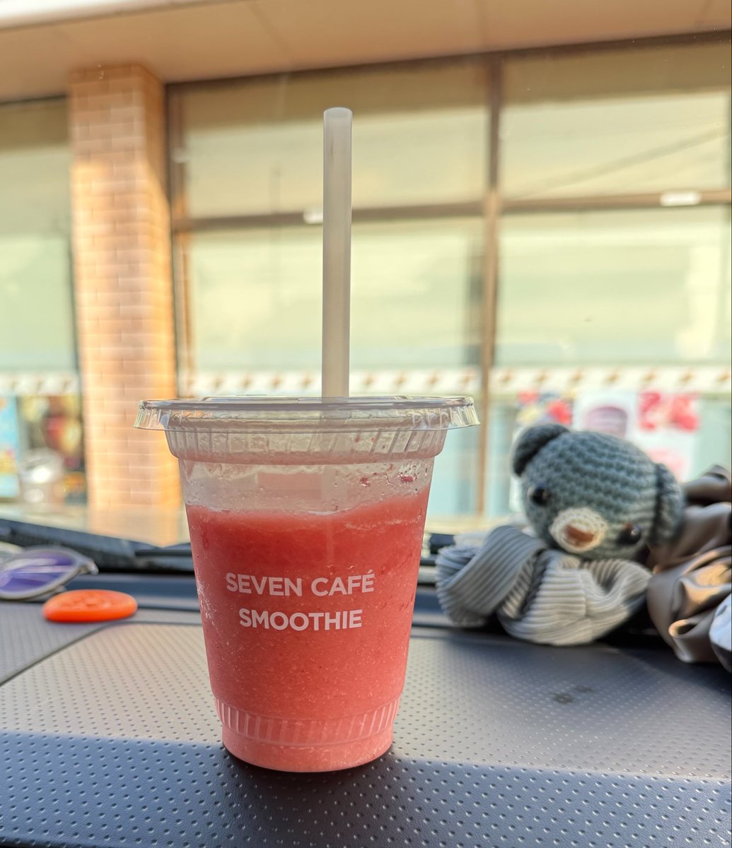 mocajiru3's tweet photo. セブンイレブンのスイカのスムージー飲んだ！！
薄めのスイカって感じだったけど、甘すぎなくてスッキリして良い～
スイカ美味いよスイカ～🍉 https://t.co/4Kb6NIBtTi