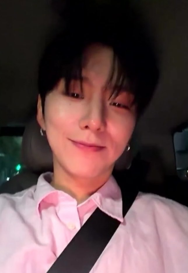 Hamzukhamsal's tweet photo. 라디오퇴근 하늘색셔츠🩵
                                                팬싸퇴근 핑크셔츠🩷 https://t.co/jyOxCDngi9