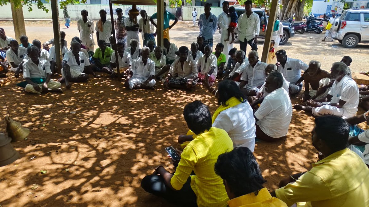 KKSelvakumaroff's tweet photo. இன்றைய தினம் (14.07.2026, செவ்வாய்க்கிழமை), திண்டுக்கல் மாவட்டம், நத்தம் வட்டம், காசம்பட்டி கிராமத்திற்கு சொந்தமான அழகர் கோவில் வழிபாட்டு உரிமை, கடந்த 17 ஆண்டுகளாக மறுக்கப்பட்டு வருவது மிகுந்த வேதனையளிக்கிறது. நமது வழிபாட்டு உரிமையும், ஆன்மீக மரபும் யாராலும் பறிக்கப்பட முடியாதவை.

இந்த நிலையில், இன்று காசம்பட்டி கிராமப் பெரியோர்களை நேரில் சந்தித்து, அவர்களது நியாயமான கோரிக்கைகளை கேட்டறிந்தேன். இழந்த வழிபாட்டு உரிமையை சட்டரீதியாகவும், அமைதியான முறையிலும் எவ்வாறு மீட்டெடுப்பது என்பது குறித்த விரிவான ஆலோசனைகளையும், வழிகாட்டுதல்களையும் அவர்களுக்கு வழங்கினேன்.

பல ஆண்டுகளாகத் தொடரும் இந்த அநீதிக்கு விரைவில் ஒரு சுமுகமான மற்றும் நிரந்தரத் தீர்வு காணப்பட வேண்டும். காசம்பட்டி கிராம மக்களின் நியாயமான ஆன்மீக உரிமை மீட்டெடுக்கப்படும் வரை, அவர்களுக்கு உறுதுணையாக தோளோடு தோள் நின்று போராடுவோம்!..
