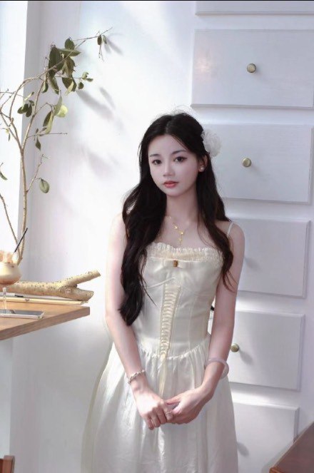 Alicelin730's tweet photo. 广西南宁足模特 02年 身高161 体重103 脚码34 
对舔脚很感兴趣，被舔会感觉很爽。身体软嫩，脚丫小巧，开放度高的小妹妹。妹妹也是因为爱好，自己很享受过程，过程中主动问客户需不需要拍照记录什么的，尺度比较大而且也会给人情绪价值。小脚非常漂亮，吃的很开心~ https://t.co/yktSD0ECB6