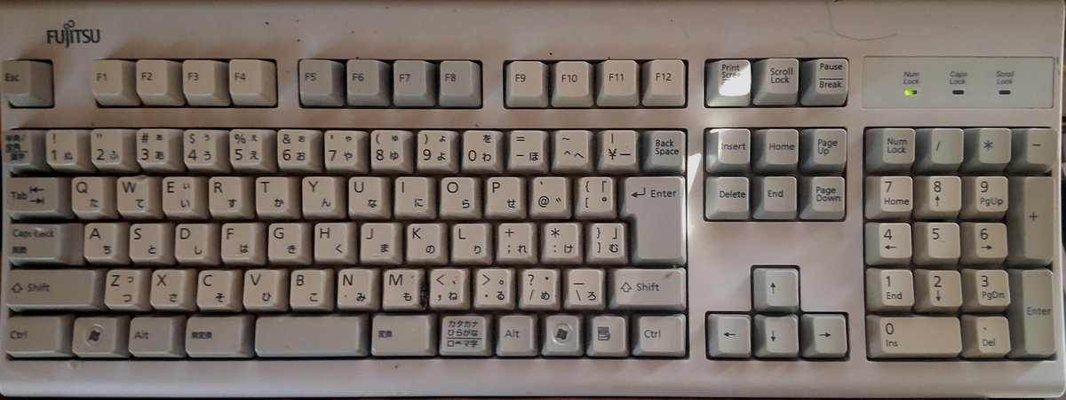 jf2nxn's tweet photo. つれづれなるまゝに日くらしPCにむかひてキートップの汚れが苦になりそこは洗濯機で洗うかとなん思ひ至ればあやしうこそものぐるほしけれ
一旦分解してキートップはネットに入れて洗い、ボディを洗剤でゴシゴシしたのでまた手元が明るい感じになりました。とっぴんぱらりのぷう。 https://t.co/rB3qahUN29
