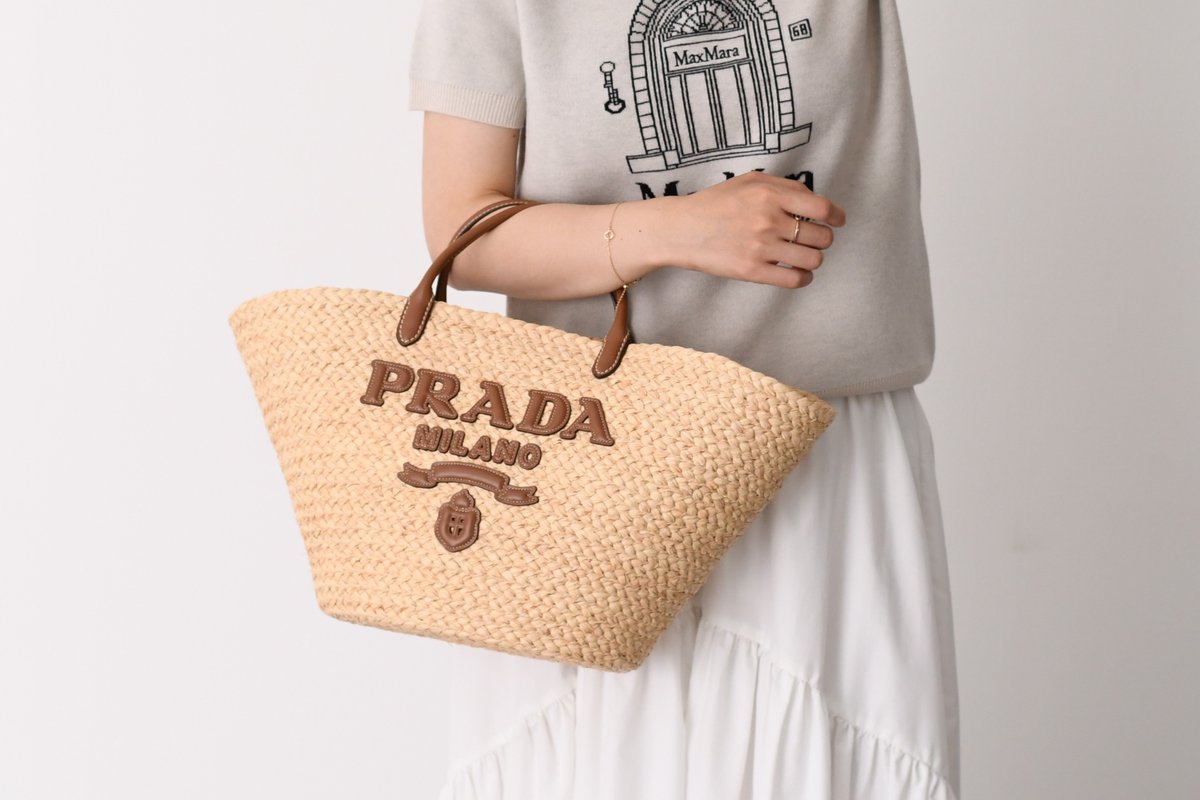 PRADAのラフィアバッグで 思いっきり夏気分☺ レザーのエンボスロゴが