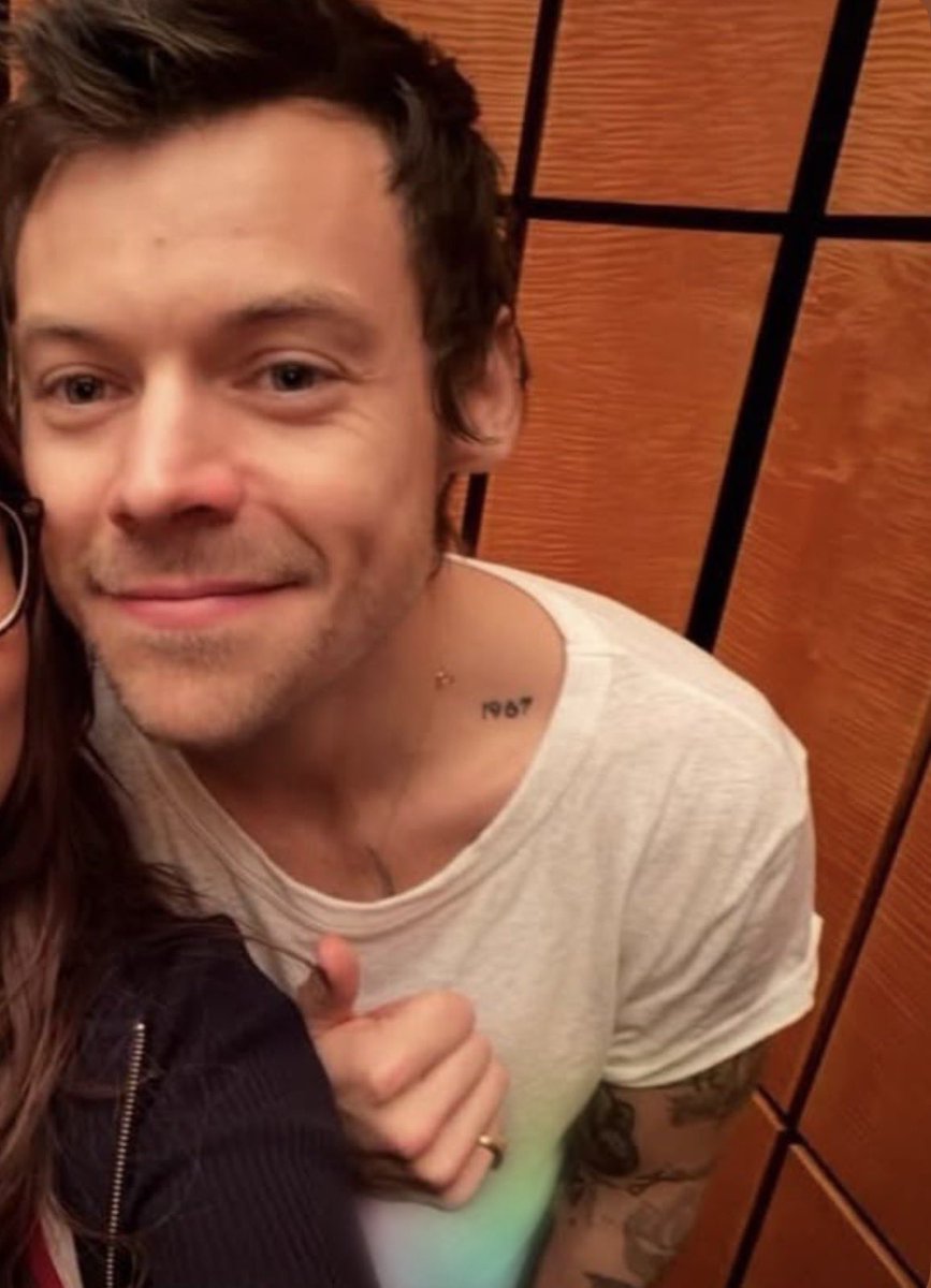 Lucidrry's tweet photo. My favourite genre of photo is the tattoos on his collarbone peeking out https://t.co/fLTaCJ04KB
