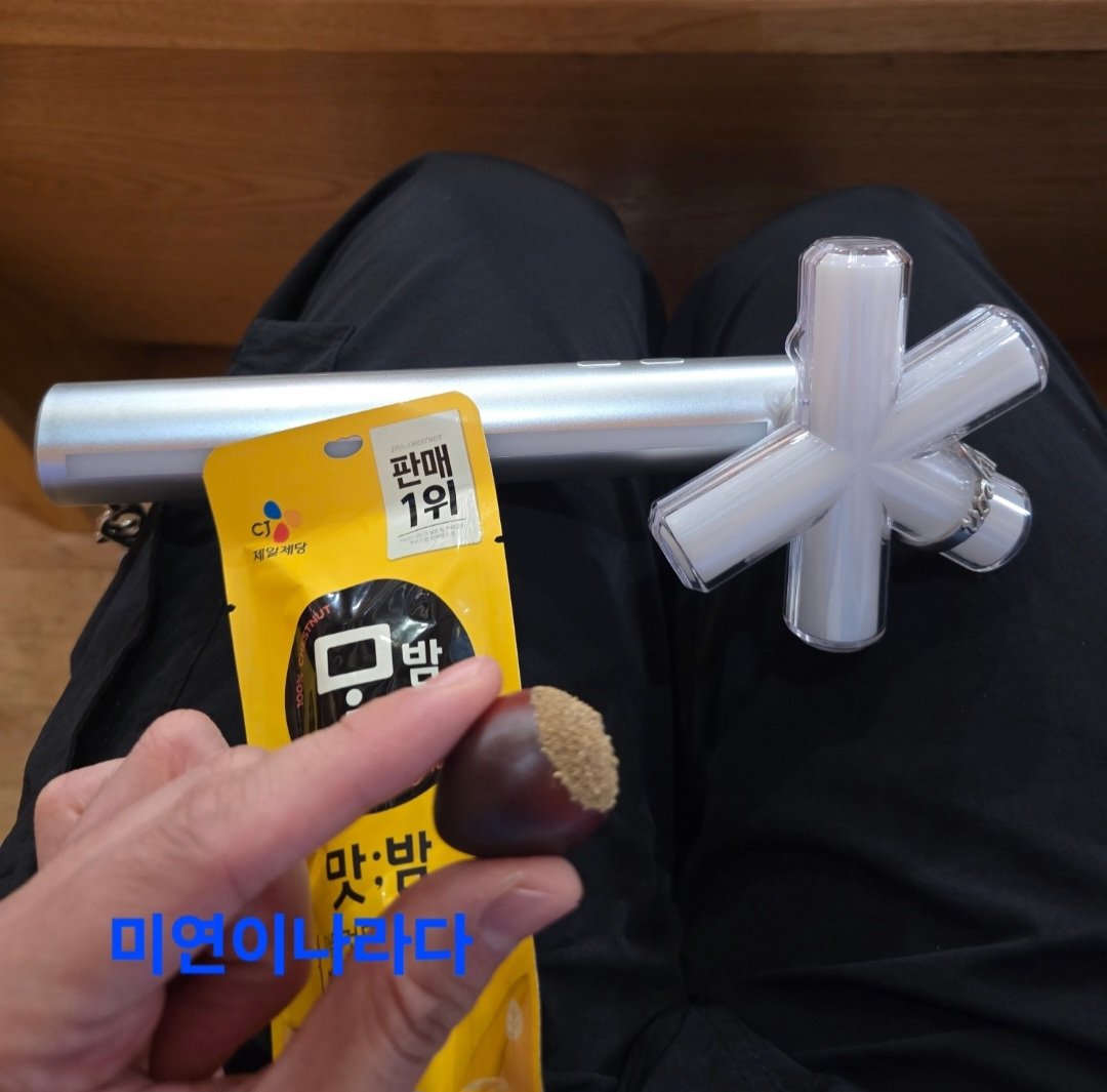 lideupan's tweet photo. 2026.07.14 두시탈출 컬투쇼 출연
센터자리 배정받은거 대박
민니가 던져준 밤도 받음 👍
네버봉 흔드니 눈마주치고 손 흔들어준것도 럭키
#아이들 #idle #두시탈출컬투쇼 https://t.co/siZtodzXkm