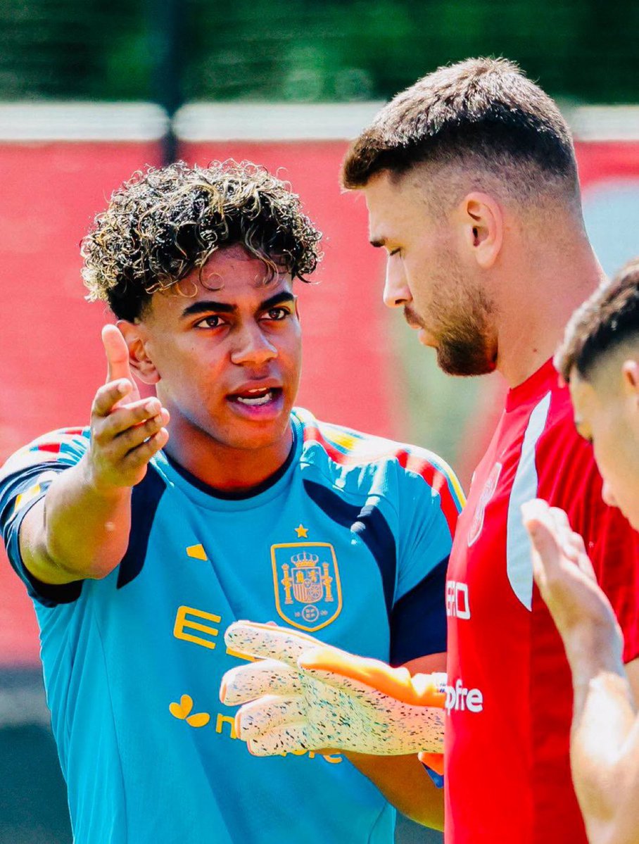 centregoals's tweet photo. 🚨🚨🎙️| Unai Simón defends Lamine Yamal's lack of goals at the World Cup:

“Of course we’d love Lamine Yamal to score six goals.

“But I prefer the Lamine we have right now: someone who works tirelessly in defence and, above all, sacrifices himself for the team.

“He is an example to the squad because we all see Lamine tracking back and doing his defensive work. It motivates everyone else to do the same.

“He is a leader on the pitch.

“Do I feel like he’s anxious at the moment? Not at all. He isn’t trying anything ridiculous, like attempting to dribble past three defenders at once.

“He understands football perfectly.”