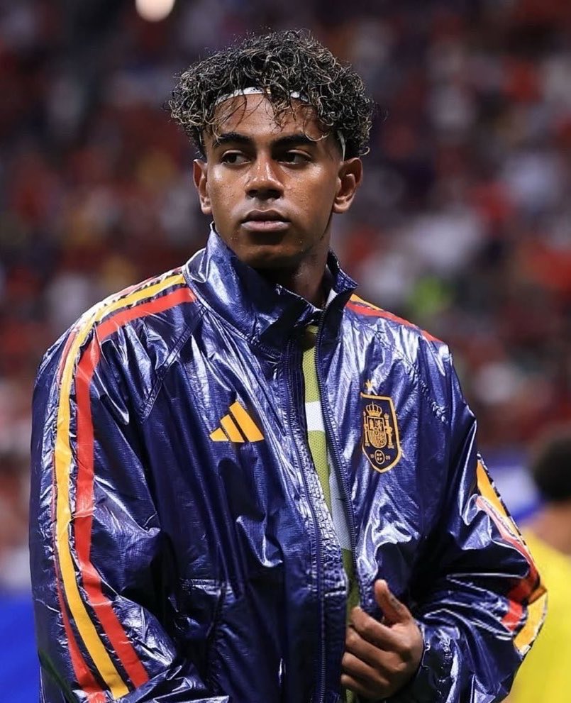 centregoals's tweet photo. 🚨🚨🎙️| Unai Simón defends Lamine Yamal's lack of goals at the World Cup:

“Of course we’d love Lamine Yamal to score six goals.

“But I prefer the Lamine we have right now: someone who works tirelessly in defence and, above all, sacrifices himself for the team.

“He is an example to the squad because we all see Lamine tracking back and doing his defensive work. It motivates everyone else to do the same.

“He is a leader on the pitch.

“Do I feel like he’s anxious at the moment? Not at all. He isn’t trying anything ridiculous, like attempting to dribble past three defenders at once.

“He understands football perfectly.”