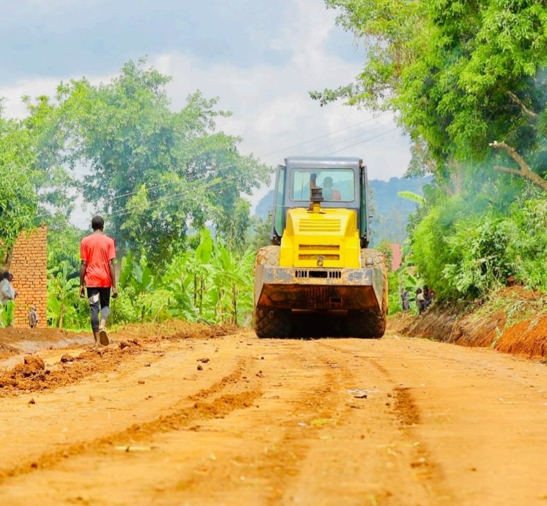 NOSP_UG's tweet photo. Did You Know?

@NOSP_UG is improving rural connectivity through upgrading community access roads across its target areas. The project targets to work on 2,500 kilometres and so far, 1,000 kilometres have been completed.
@DESIREtheFARMER
@MoLGUganda
@chrisgumi36
@PS_MAAIF https://t.co/9BG1rvq9Bc