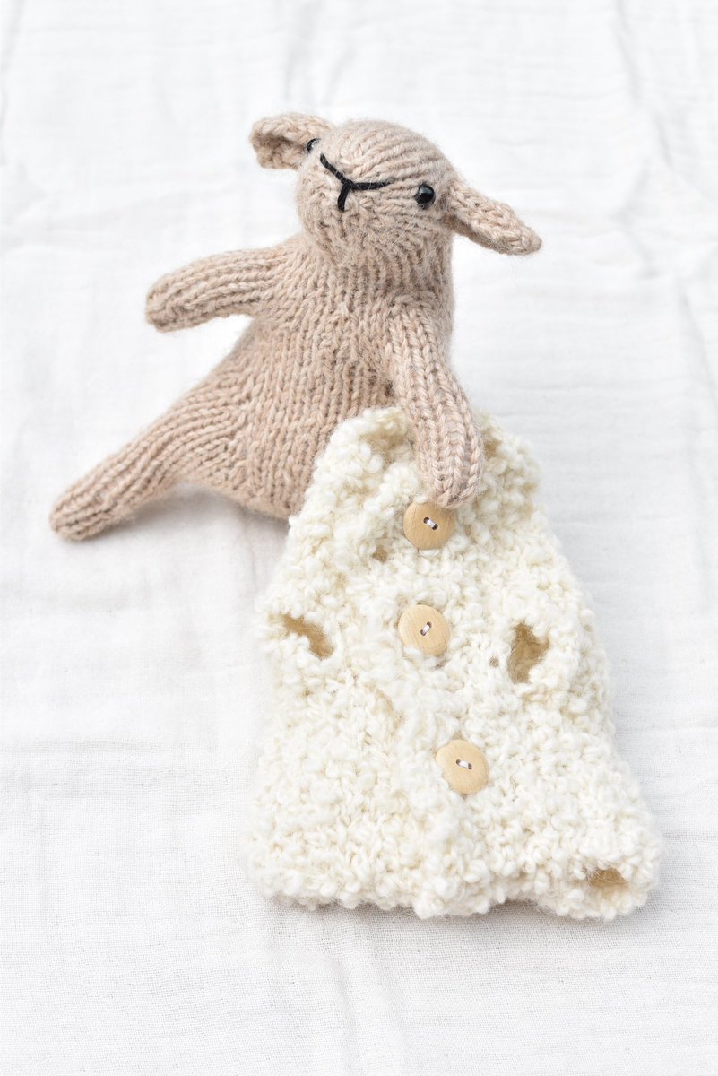 Caprimulginae's tweet photo. ハマナカ様の刈れるひつじちゃん編みました🐑
終始ワクワクするパターンでした！
ねじり増し目にだけ変更しました
溜まっていたポイントで残り2匹も買っちゃった…楽しみ😊
鳥ばかり編んでいるので手足のある棒針あみぐるみは新鮮（そっちが主流）
途中で鳥の新作アイディアも浮かんでダブルハッピー🫶 https://t.co/EJga8K8ha6
