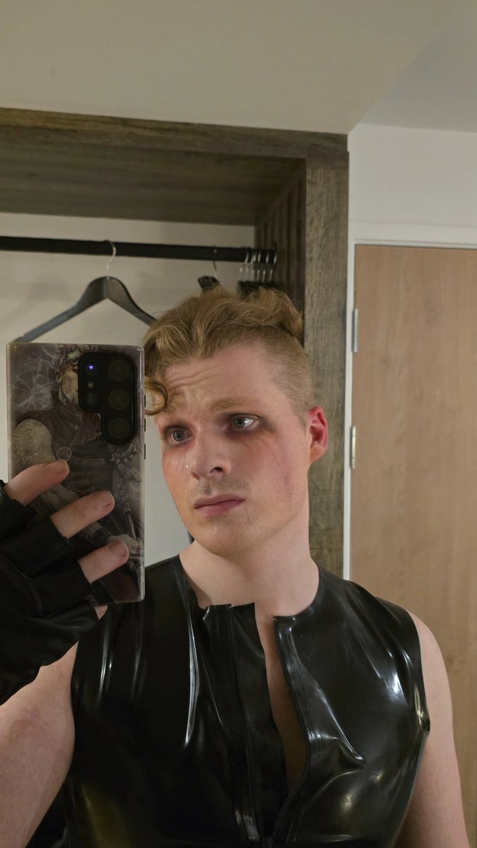 jaypup18's tweet photo. My only pictures from after the Full Fetish Party at lfw by Recon, latex sweat from dancing is no joke 😭🤣💙
.
#latex #recon https://t.co/zK6lwCfiaV