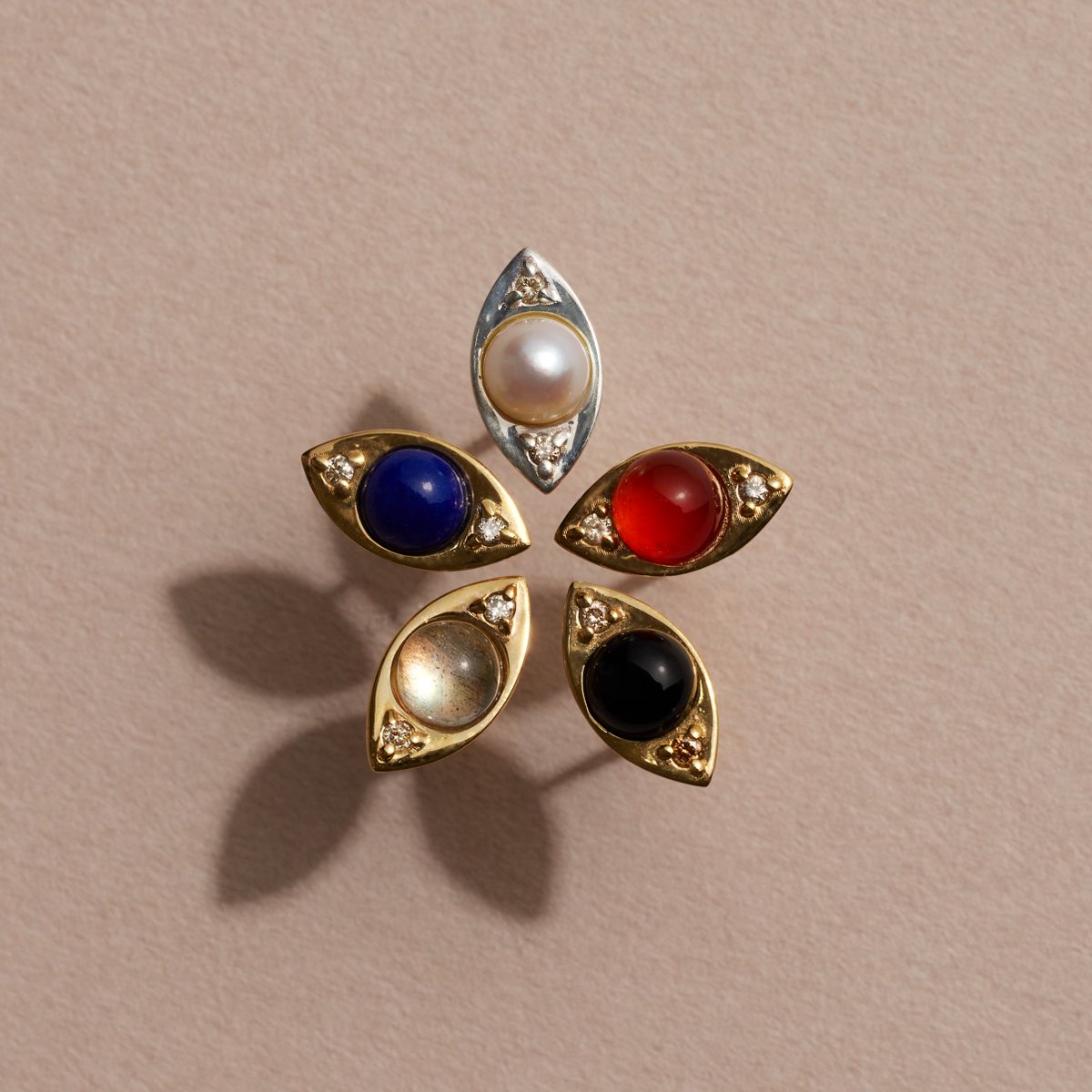 vermillion0907's tweet photo. ✶Low stock✶  
Eye シングルピアス👁

石の特性や内包物を感じられるカボションカットストーンを、潤んだ瞳に見立てたミニサイズのシングルスタッドピアス。

https://t.co/XKkfe8jq67

※在庫残り僅かとなっております。
※予約販売および再入荷の予定はございません。 https://t.co/QvZr4sIJMv
