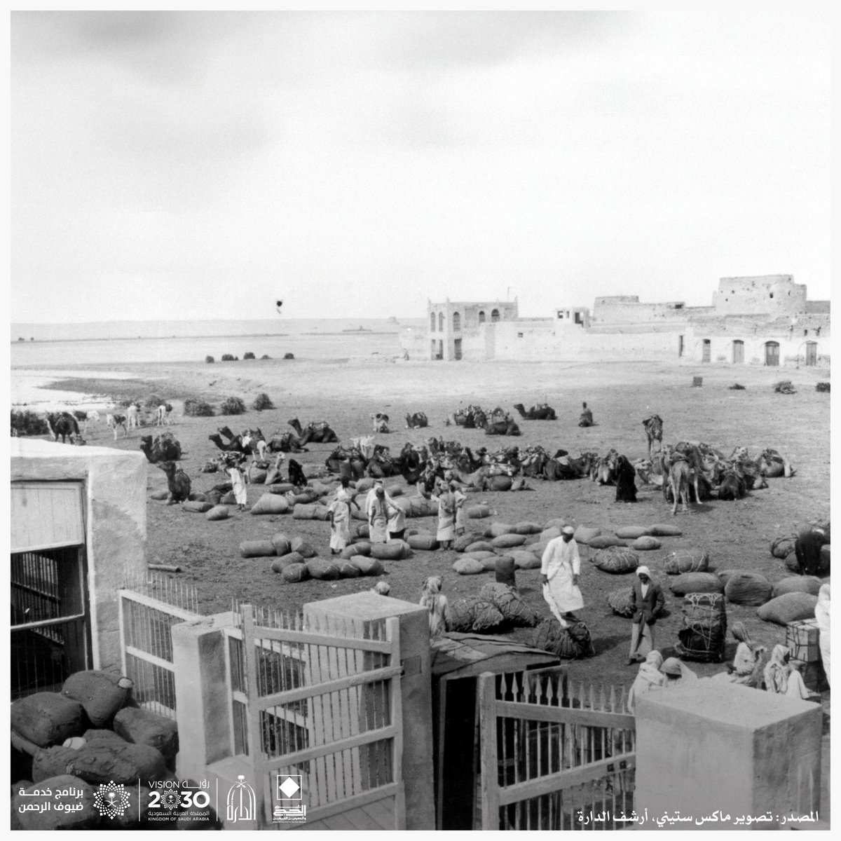HTHM_KSA's tweet photo. صورة لميناء العقير على الخليج العربي سنة 1348هـ (1930م) الذي اعتمدت عليه قوافل الحجاج بوصفه منفذًا مهمًا لإمداداتهم، ومسارًا آمنًا بعد تنظيم الطرق وخفض الرسوم الجمركية.

وكان يُحمّل منه نحو 700 بعير يومياً.

#تاريخ_الحج_والحرمين_الشريفين https://t.co/lJfAYSv0yS