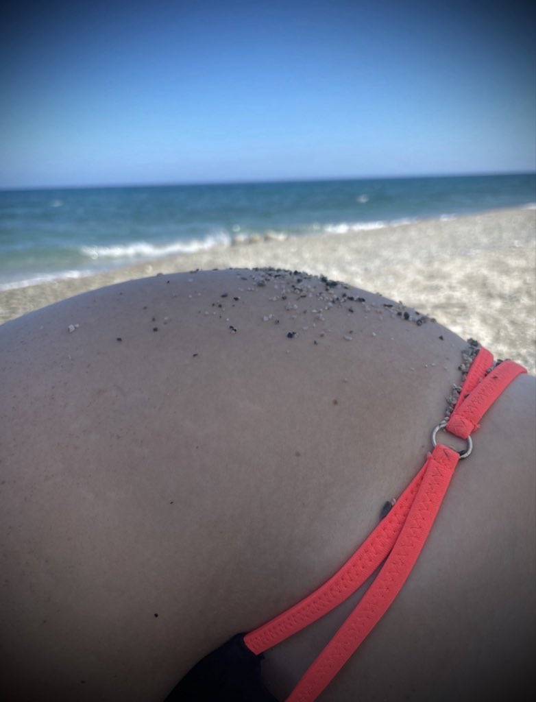 HotMistressMary's tweet photo. Ist es manipulativ, seinem Mann am Strand ins Ohr zu flüstern:
Wenn du heute einen Tag lang einen KG trägst, dann bekommst du heute Abend vielleicht wieder einen F*ck am Strand wie gestern Abend?! 😉😈🔐 https://t.co/jB0KB1x5FY
