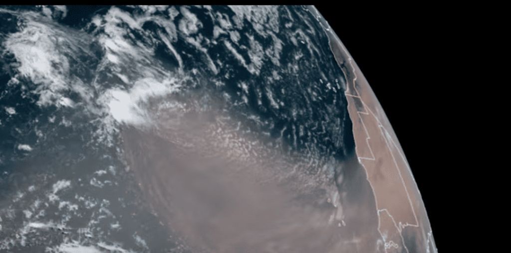sopitas's tweet photo. ¡Ya llegó a México la famosa nube con polvo del Sahara que viaja más de 8 mil kilómetros desde África! Por un lado, hace que el cielo se vea como una neblina lechosa y deja unos atardeceres naranja encendido espectaculares; pero por el otro, seca tanto el ambiente que ayuda a frenar la formación de huracanes. https://t.co/6ToualBHO7