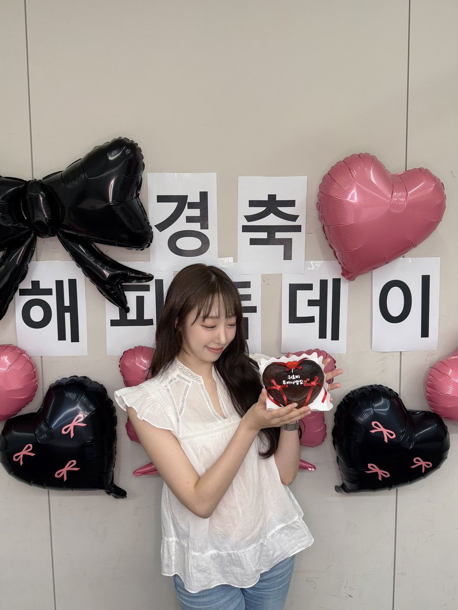 WJSN_Cosmic's tweet photo. [📷]
우정 칭구들이랑 함께해서
너무너무 행복해써👻
나 많이 웃게 해줘서 고마어 칭구들!!
우정 야호 ~~~~~~

#WJSN #우주소녀
#SOOBIN #수빈
#HAPPY_SOOBIN_DAY https://t.co/BsB5Y55pbA
