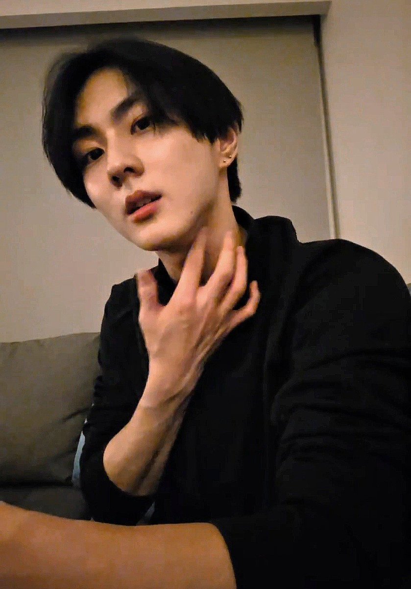 jungwon_mine's tweet photo. he’s getting more handsome every single day https://t.co/So4ClidI07