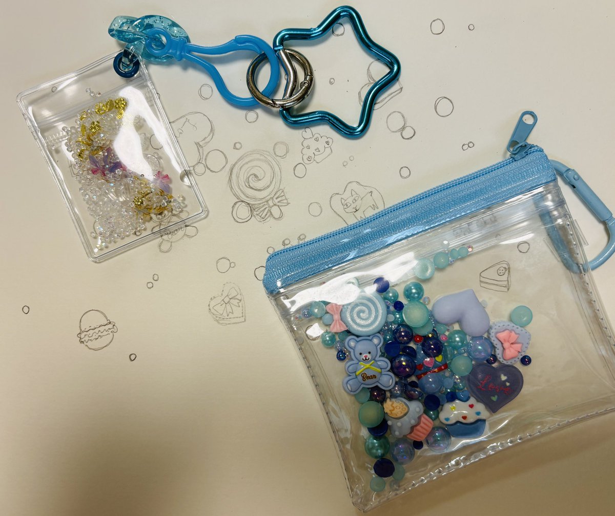 toi5307's tweet photo. 出先の手芸屋さんで購入した
"何かに使いたいけれど
何を作ったらいいかわからず悩んでいる素材"5点。

デコパーツ（ブルー）
蝶々ビーズ（ゴールド入り）
デコ用ポーチ2点
星カラビナ（ブルー） https://t.co/eZLeEfEXOr