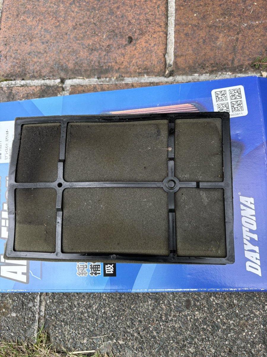 aomani's tweet photo. 帰宅してニンジャのエアクリーナー交換。
Amazonプライムデーで少し安くなっていたからね。

前回交換したのはいつだったか…

R1のもそろそろ交換しなくちゃね。 https://t.co/fEdwnkRtih