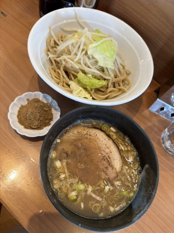 hjj_ninnikuabur's tweet photo. お昼の部ご来店誠にありがとうございました。
2026/07/14  夜の部
通常営業です。
18:00〜22:00

今夜もらーめん、汁なし、つけ麺ございます。

お土産二郎は完売しておりますがいつも通りの通常営業です。
磨き続けたレギュラーをぜひ。

今夜もどうぞよろしくお願いします。 https://t.co/PIxZxOsSfy
