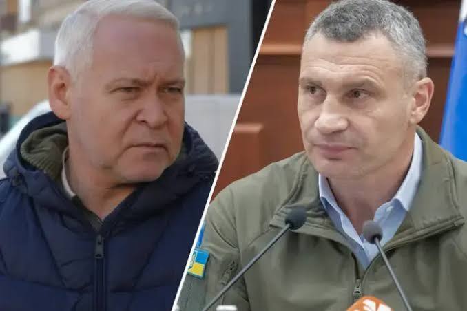pogrebeckij's tweet photo. Коли порівнюють мєрів Харкова Терехова та Києва Кличка та порівняння не на краще для Кличка, це означає, що мудрий нарід не розбирається у питанні і не хоче розібратися!
У Харкові голови РДА призначаються мером міста та підпорядковані повністю йому. У Києві глави РДА призначаються Зеленським та підпорядковані йому. Один із голів РДА відкритим текстом на камеру посилав на х*й заступника Кличка. Кличко їм навіть догану оголосити не може. Ось така колізія. Кличко відповідає за місто, а за благоустрій районів, бомбосховища відповідають голови РДА. Це придумав Офіс Президента, щоб зменшити вплив мера Києва.
Харків одержує дотації з державного бюджету. Тільки цього року Харків отримав з держбюджету вже близько 3,5 млрд грн. Київ місто-донор. Його бюджет формується за рахунок власних надходжень, частина з яких столиця перераховує до держбюджету для перерозподілу потреб інших, дотаційних регіонів. Проте сам міський бюджет Києва має власні дотаційні сфери — наприклад, комунальний громадський транспорт.
З початку повномасштабної війни бюджет Харківської міської територіальної громади надав на підтримку Сил оборони понад 1,8 млрд грн. Київ лише за перші шість місяців 2026 року виділив на потреби ЗСУ понад 5 млрд гривень, а за підсумками лише попереднього 2025 року столиця направила рекордні 12 млрд гривень.
На підготовку до опалювального сезону (2026–2027 рр.) Харків отримав з держ.бюджету близько 700 млн грн. 
А у Києва рішенням Кабміну додатково забрали 8 млрд грн із міського бюджету. Жоден із зруйнованих об'єктів критичної енергетичної інфраструктури Києва не відновлювався за рахунок держави. У Харкові на це виділялися держбюджетні гроші.
Бюджет Харкова 2026 - 23 млрд. грн. Бюджет Києва 2026 - 106 млрд. грн.
Частина Київського бюджету передається Київській Військовій міській адміністрації, начальник якої призначається та підпорядковується Зеленському.
Терехов зумів домовитися із Зеленським, а Кличко не прогнувся під офісно-президентську владу. Офісу президента дуже потрібен бюджет Києва, дуже потрібний "свій" голова міста. А Кличко їм це не дає зробити.
Коли ви порівнюєте цих двох мерів, пам'ятаєте про те, що написано вище!