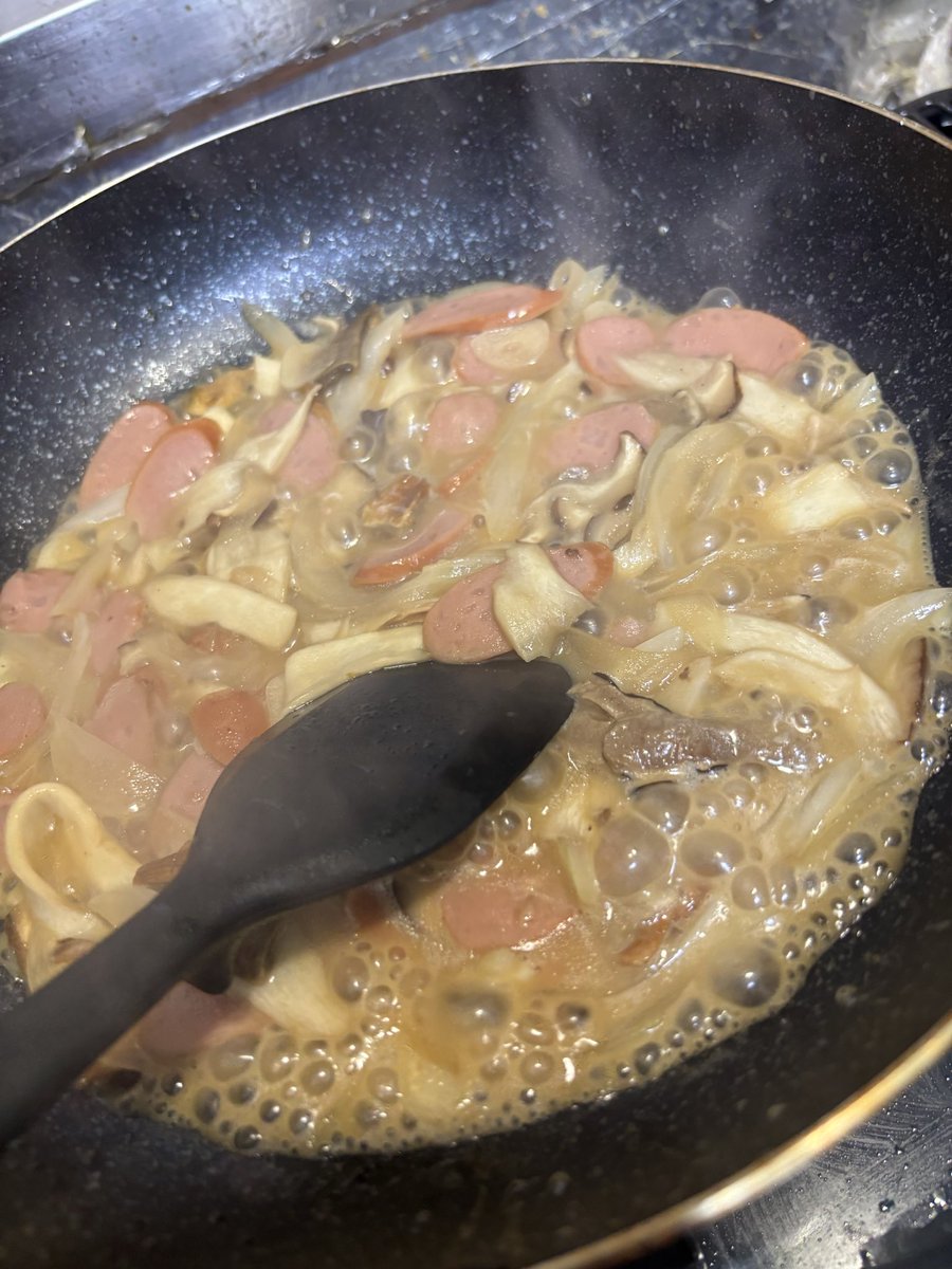 SnowPure39's tweet photo. ポルチーニのクリームパスタを作るぞぉ。エリンギの薄切りできのこ感を増し増し https://t.co/Am92sFEaal