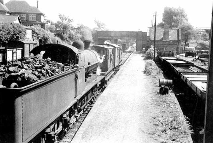 WestMidRailway's tweet photo. Happy #BlackCountryDay!

Today we're celebrating the Black Country's rich heritage – a place built on innovation, industry and the railways that kept its communities connected. https://t.co/pREwJ8mZAX