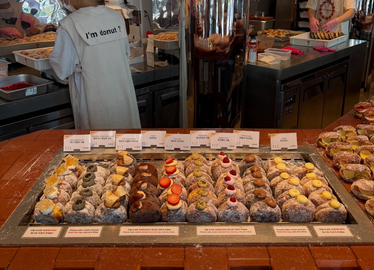 plansjp02's tweet photo. 日本でも大行列の生ドーナツ🍩🤍
実は韓国にも3店舗ある大人気店❕《 아임도넛 I’m donut？ 》˖ ࣪⊹

なんといっても韓国限定フレーバーの「よもぎ」や「ハニーマッコリクリーム」はここでしか味わえない特別な味✨

ふわもち食感の生ドーナツとたっぷりのクリームは、一度食べたらやみつきに…🤤🫶🏻

ソウル観光の際には、ぜひ立ち寄ってみてください🇰🇷