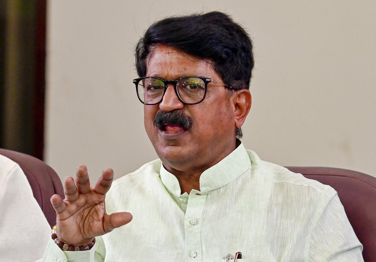 ians_india's tweet photo. Shiv Sena(UBT) rules out merger with Shinde camp, issues warning to defected MPs

· The Shiv Sena (Uddhav Balasaheb Thackeray) has firmly rejected rumours of a merger with the Eknath Shinde-led Shiv Sena. Arvind Ganpat Sawant, the leader of the Shiv Sena(UBT) Parliamentary Party in the Lok Sabha, has issued a formal communication to six MPs who defected to the Shinde camp

🔗: https://t.co/0yTTDG65B9