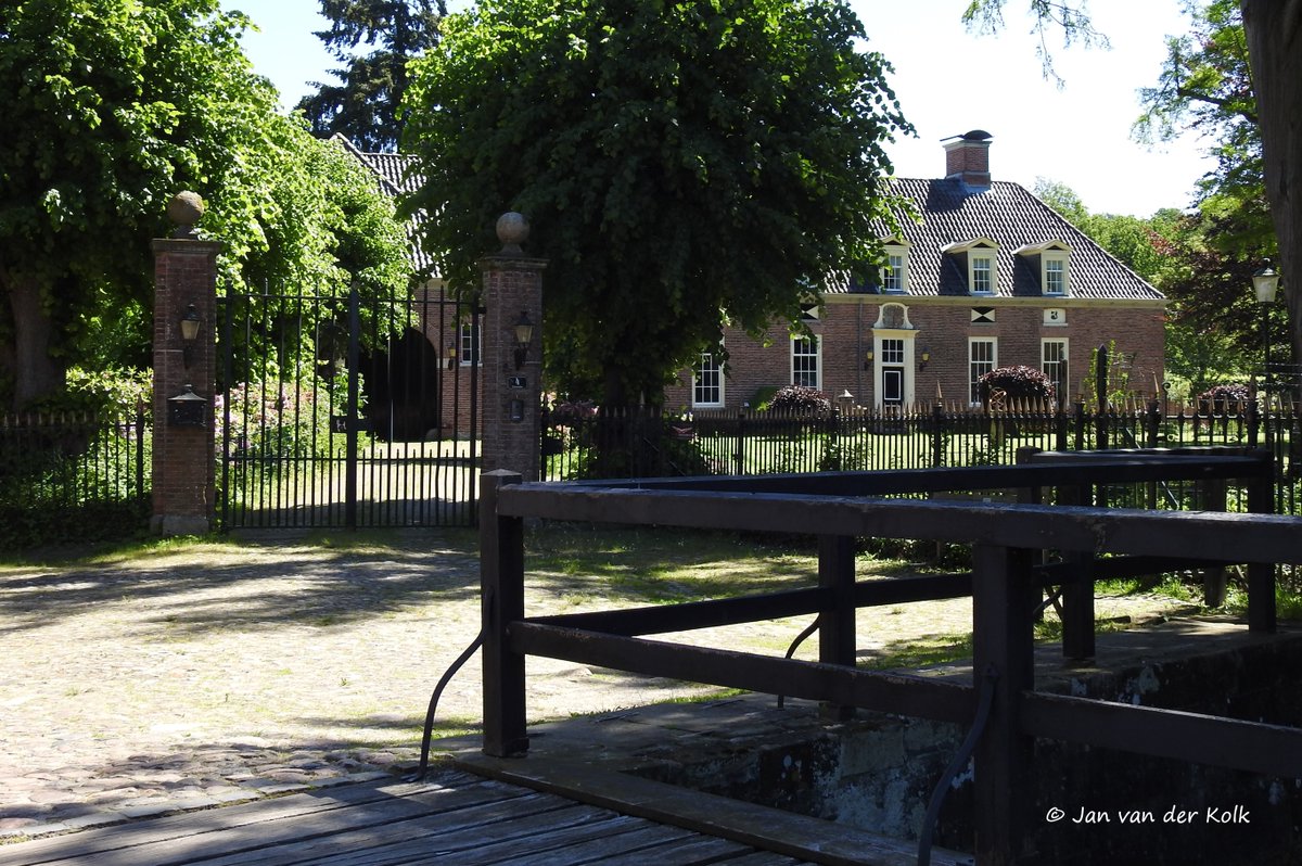 BekiekTwente's tweet photo. Vandaag 400 jaar geleden:
Kasteelheer Wilhelm von Ketteler capituleerde. Toen bewoners en 200 Spaanse soldaten vertrokken, ontstaken Nederlandse troepen het buskruit in de bunkers onder de burcht.
Dit bleef over.
Verhaal 'Kasteelruïne aan de Alte Dinkel' in mijn podcast.
#Lage https://t.co/p2Sz8ZkrSZ
